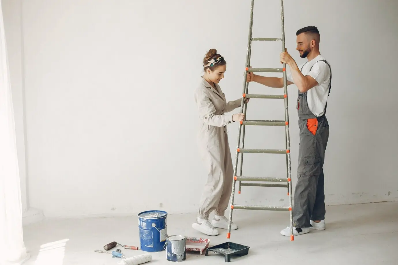 Das junge und niedliche Paar repariert den Raum.