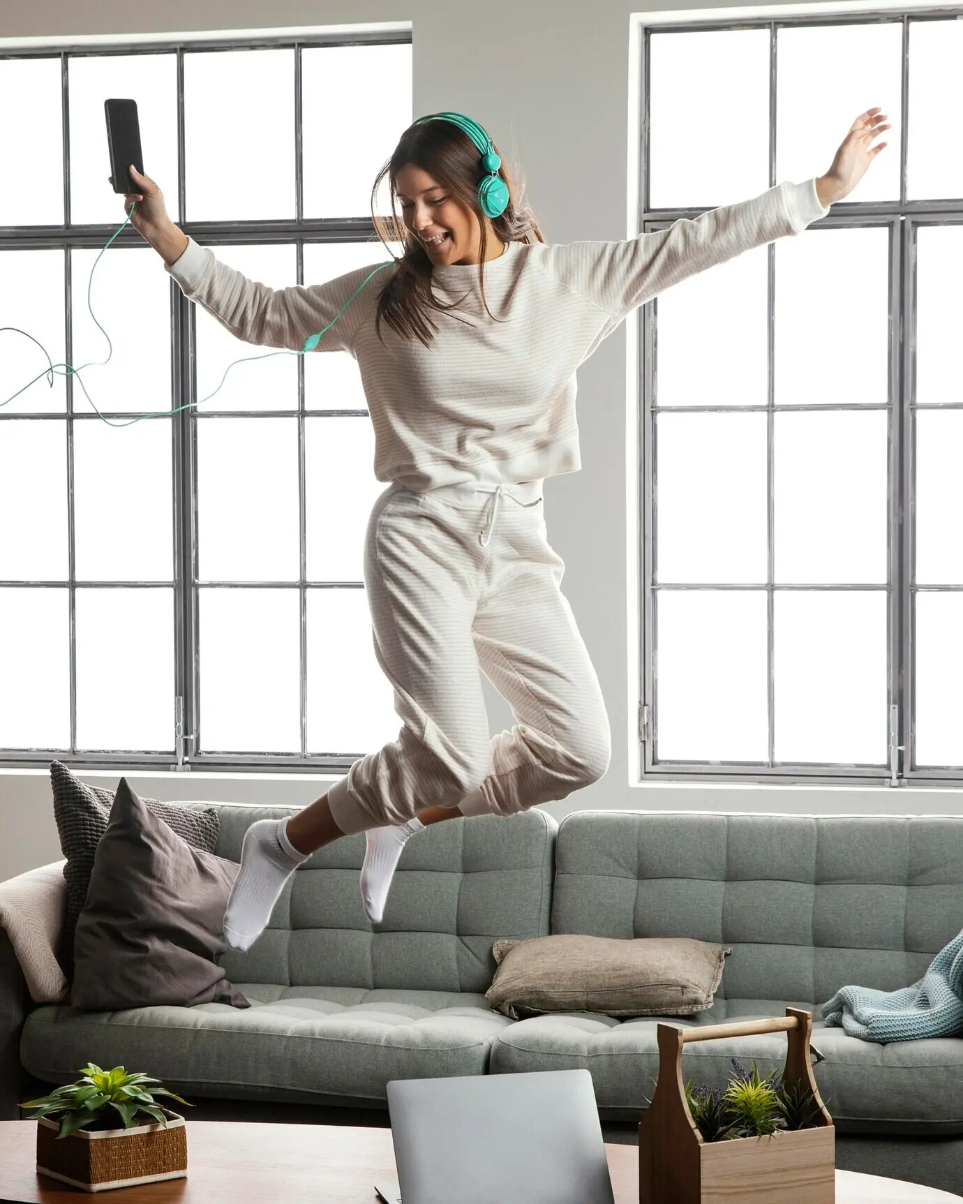 Vorderansicht einer schönen Frau zu Hause